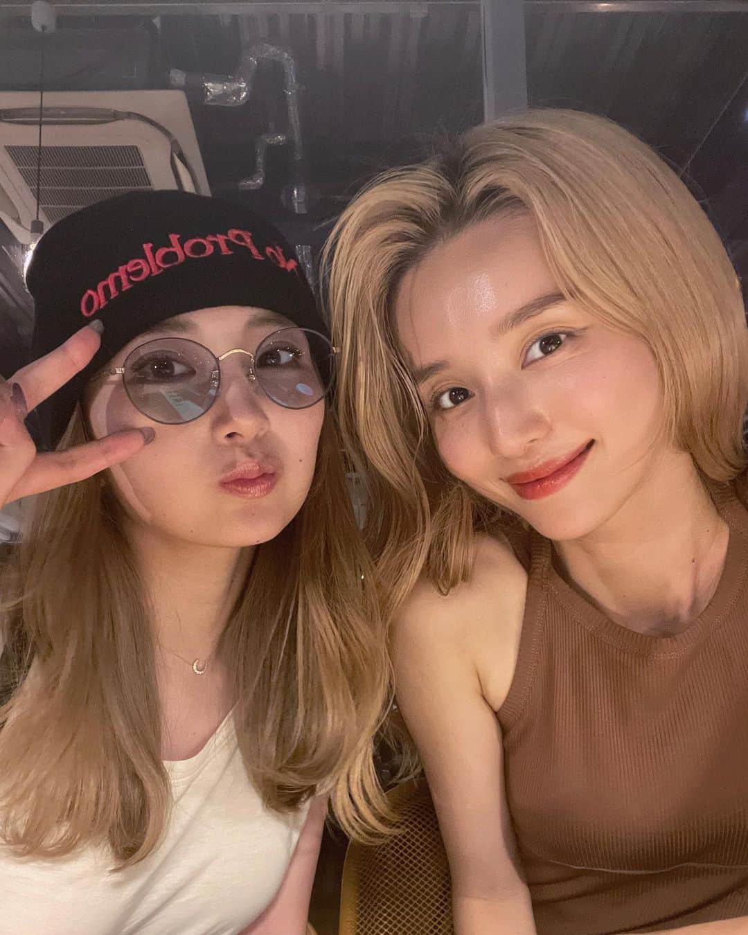 岸野里香のインスタグラム：「@im__non と詰め合わせ🌃📸  いつも撮らないけどめちゃ会ってる🤍🤣いつもありがとのんさん🥰」
