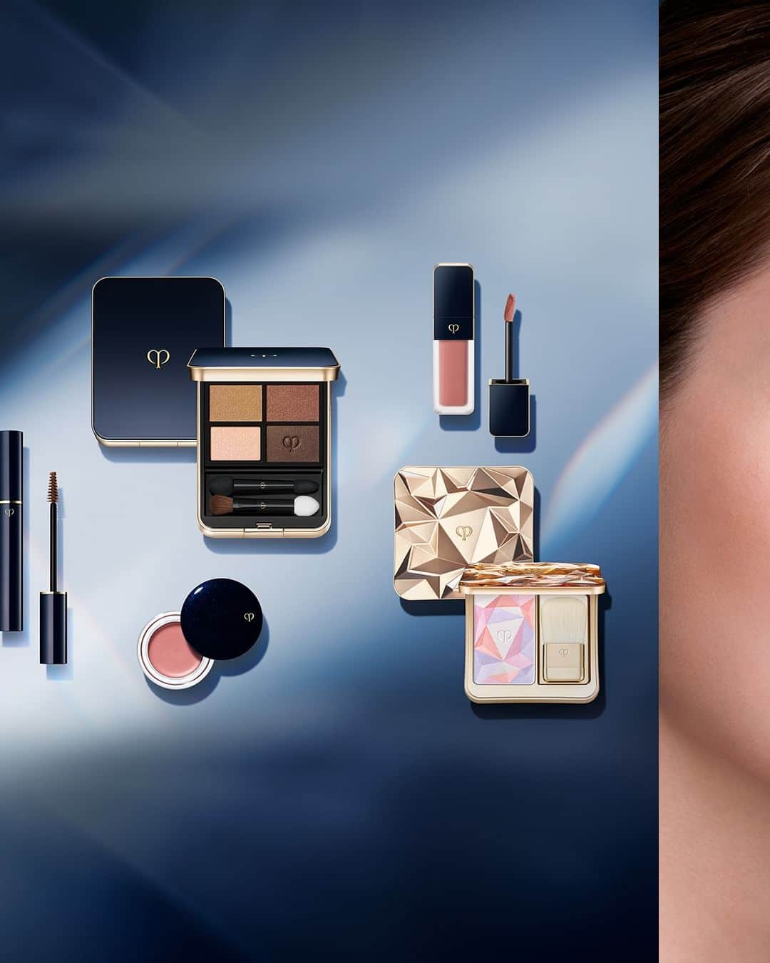 Clé de Peau Beauté Officialさんのインスタグラム写真 - (Clé de Peau Beauté OfficialInstagram)「Express your vivacious personality with our new #EyeColorQuad! For a fresh and radiant Effortless Look, opt for soft neutral shades that enhance the natural beauty of your eyes. When the sun sets, amp up the drama with a blend of rich and sultry hues for an Amplified Look. And if you’re feeling particularly adventurous, go for a pop of vibrant hues for that Signature Look. Whether you’re aiming for a subtle allure, a smoldering gaze or a glamorous look, our versatile eyeshadow palette has you covered.  新アイシャドウ、クレ・ド・ポー ボーテ #オンブルクルールクアドリ で、あなたの個性を表現しましょう！  〇フレッシュで輝きのあるエフォートレス・ルックには、目もとの自然な美しさを引き立てるNeutralのオンブルクルールクアドリ 4を。 〇リッチでセクシーな色合いのブレンドでドラマチックなルックには、Warmのオンブルクルールクアドリ 8を。 〇メイクでも冒険したい気分なら、ポップで鮮やかな色合いであなたらしさを表現するCoolのオンブルクルールクアドリ 6を。  オンブルクルールクアドリは時間の経過と共にさまざまな変化を見せる海の表情やモチーフにインスピレーションを受けたカラーコレクション。 自然の生命力に満ちた光と影のコントラストを、一人ひとりの個性的な目もとに再現します。」8月3日 13時00分 - cledepeaubeaute
