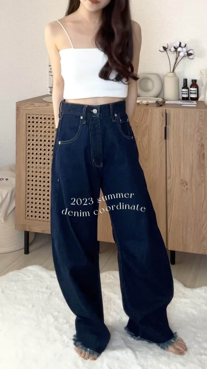 のインスタグラム：「︴denim coordinate 🍩  デニムにTシャツってシンプルで可愛いよね .. 🫶🏻 こういうコーデすき💭  ピンクのトートバッグショルダー部分がふりふりしてて すごいお気に入りなのっ ,,  . . . #夏コーデ #低身長コーデ #カジュアルコーデ #デニムコーデ #ロゴt #プリントt #トートバッグ」