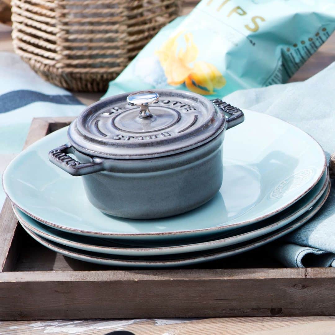 staub ストウブのインスタグラム：「【ココット ミニサイズ】  人気サイズの “ピコ・ココット ラウンド 10cm”はアヒージョやディップなどのおつまみ作りにぴったりなだけでなく、プリンやバスクチーズケーキなどのスイーツ作りにもオススメなサイズ。 今なら、8/10までの期間限定で ピコ・ココットラウンド 10cmがプロモーション価格にて発売中。ぜひチェックしてくださいね。→https://www.zwilling.com/jp/sale/cocotte-offers/ プロフィールURLからもご覧頂けます。  * 次の投稿動画で、バスクチーズケーキの作り方をご紹介しています。  #STAUB #ストウブ」