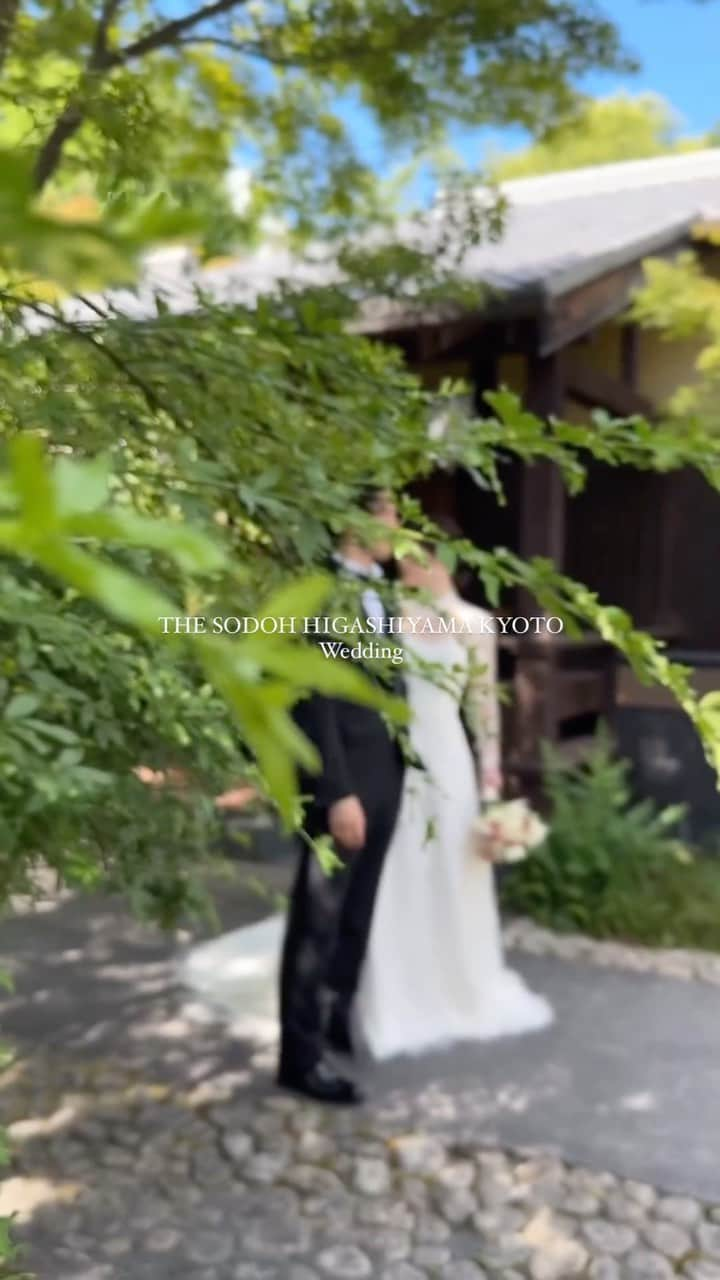 THE SODOH WEDDING OFFICIALのインスタグラム：「. Photo time  純白のドレスが映える大自然の中での おふたりだけの時間 一生残る思い出の時間を ここTHE SODOH HIGASHIYAMA KYOTOで 過ごしませんか？  .>>@sodoh_wedding   #sodoh花嫁#thesodohhigashiyamakyoto  #ザソウドウ東山京都#sodoh#pdsのある人生#weddingdress #dress #kyoto #wedding  #thetreatdressing#プレ花嫁#卒花嫁#結婚準備#式場探し#関西花嫁#京都花嫁#東京花嫁#京都結婚式#東山#入籍#プロポーズ#前撮り#結婚式#ウェディングドレス#ウェディングヘアメイク #ファーストミート #ウエディングフォト」