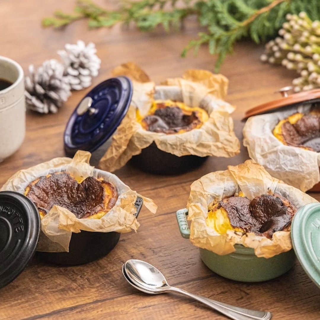 staub ストウブのインスタグラム：「【ストウブ レシピ：バスクチーズケーキ】 ストウブでバスクチーズケーキを作れば、厚い鋳鉄で中まで火が入り、しっかりとした焼き上がりに。冷ましたチーズケーキは鍋のまま冷凍できるので、長期保存できるだけでなく、ちょっとしたお土産にするのもオススメ。    材料 (ピコ・ココット ラウンド10cm 4個分)  クリームチーズ（常温に戻す）400g  グラニュー糖 100g  全卵 2個  生クリーム(47％) 200cc  薄力粉 16g    作り方  - 下準備  オーブンは250℃に予熱する。  ココットにオーブンシートを敷く。    作り方  1. ボウルにクリームチーズを入れ、滑らかになるまで混ぜる。グラニュー糖、よく溶いた全卵、生クリーム、薄力粉を順に加えよく混ぜる。    2. オーブンシートを敷いた型に流し入れ、250℃のオーブンで20分程焼く(しっかりと上部に焦げ目ができるまで）。    3. 型ごとよく冷やす。    ※同量でピコ・ココット ラウンド 16㎝ 1個分が焼けます。焼く時間を35-40分弱でご調整ください。   #STAUB #ストウブ」