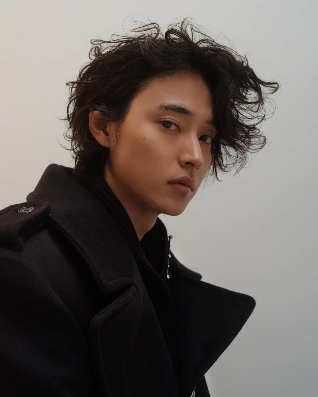 のインスタグラム：「@ellejapan  @ysl   @kentooyamazaki   photo @masaminaruo  styling @mitershinichi  hair @koichi_nishimura_  makeup @kouta_ny  ＃山﨑賢人 #kentoyamazaki #yamazakikento #キングダム #キングダム運命の炎 #サンローラン @kentooyamazaki @ysl」