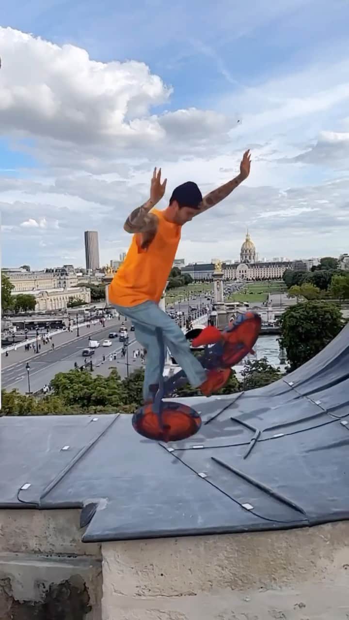 のインスタグラム：「En roue libre. Cette action est réalisée par un professionnel, n’essayez pas de la reproduire.  🇬🇧: Free wheel. This action is being executed by a professional, don’t try to reproduce it.  (📸: @matthiasdandois)」