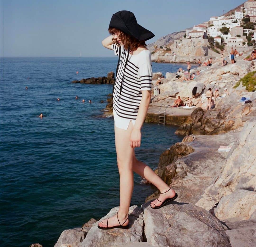 アンシャングリークのインスタグラム：「Exploring the seaside in our best selling Kansiz sandal 🌊  #Ancientgreeksandals #ags #sandals #handmadeingreece #greece #summersandals」