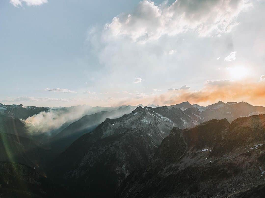アレックス・オノルドのインスタグラム：「Fires! So far on this journey we’ve been relatively lucky to avoid wildfire smoke, but we have seen a surprising number of wildfires. From our basecamp in the Bugaboos we watched a relatively small fire on the mountainside across from us burn every night. In daylight it just looked like a wisp of smoke, but after dark you could see the flames. And on our last day of climbing a huge fire appeared to the north with a giant plume of smoke.  And then on our bike ride back into town the next day (After a big hike out. We were very tired.) we passed another fire that had popped up right next to town. It’s been pretty surreal to see so many fires all around. Thankfully, we haven’t experienced the thick smoke that’s blanketed other parts of the country this summer. But it still feels like a big change. Photos by @taylor._shaffer」