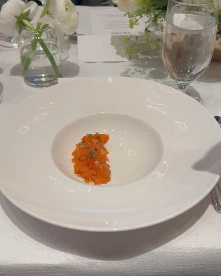 翁安芸のインスタグラム：「PRADA event Day 2 dinner by @nniederkofler 🍽️✨  #cookthemountain #prada #プラダ #aspen #pradaaspen #amazingnight」
