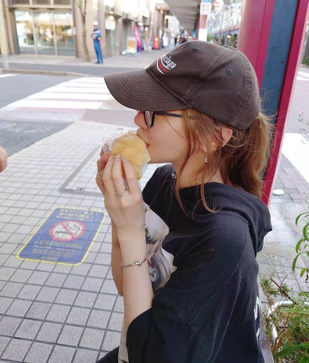 緒沢リオのインスタグラム：「月島にあるここのメロンパン好き😊🍈 外カリカリで本当に美味しいの🥰」