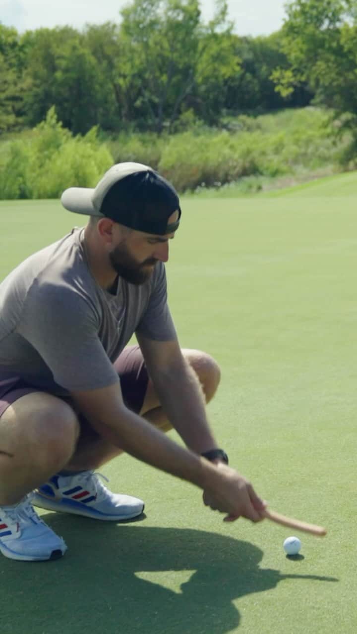 Dude Perfectのインスタグラム：「Longest putt EVER MADE with a foot-long hot dog 😤🌭 #DPR」