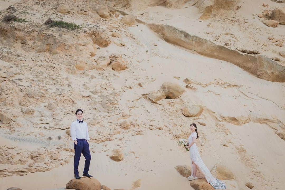 のインスタグラム：「砂山の海岸  #前撮り #ウェディングドレス #ドレススタイリング #奈多海岸」