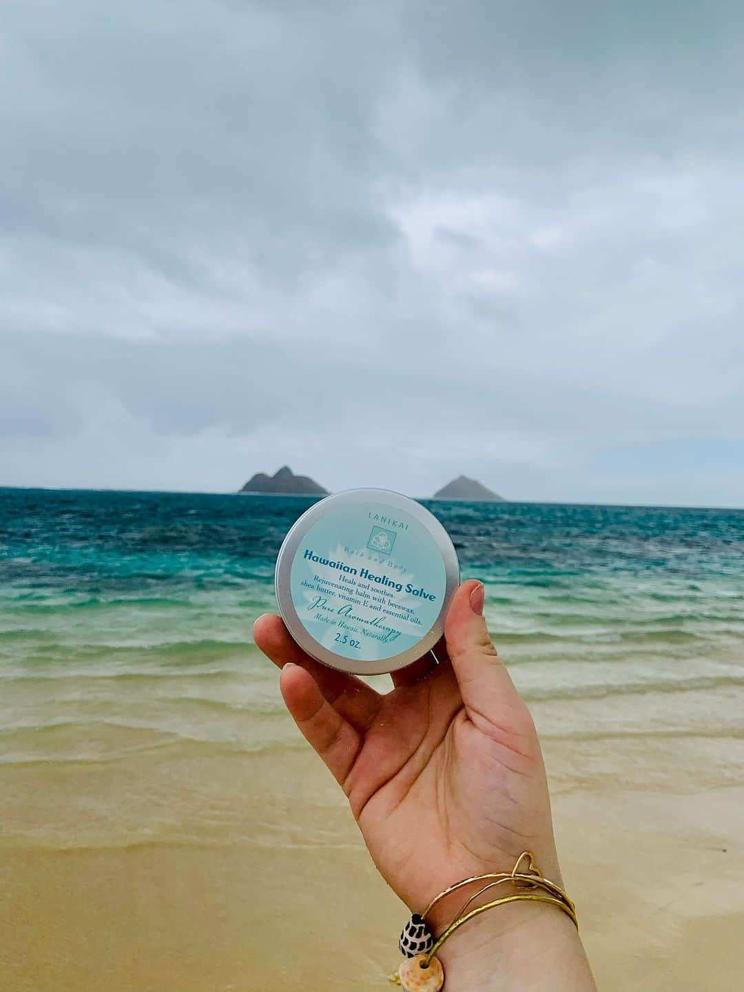 Lanikai Bath and Bodyさんのインスタグラム写真 - (Lanikai Bath and BodyInstagram)「Discover the magic of all-natural healing with our Hawaiian Healing Salve. Made with the goodness of organic comfrey leaf & root, plantain, and calendula flower, it's blended with organic coconut oil, beeswax, shea butter, vitamin E, and heavenly essential oils.  Suffering from sunburn, dry skin, or even those pesky little cuts? This works wonders. 🌻 And hey, gardeners, this makes an excellent salve for those hardworking hands! 🌱 #MotherNatureHealing #OrganicSkincare #lanikaibathandbody  Trust me, your skin will thank you! 🧖‍♀️💚 Check it out now and heal the natural way!」8月3日 5時00分 - lanikaibathandbody