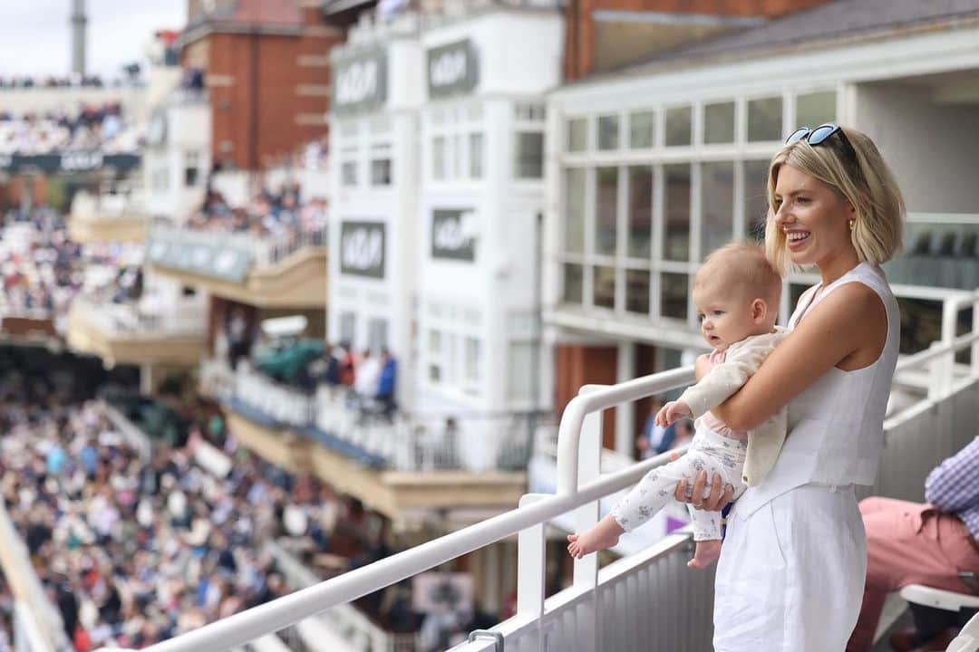 Mollie Kingさんのインスタグラム写真 - (Mollie KingInstagram)「With my little bestie watching Daddy do what he loves. Moments I’ll never forget 🤍」8月3日 4時57分 - mollieking