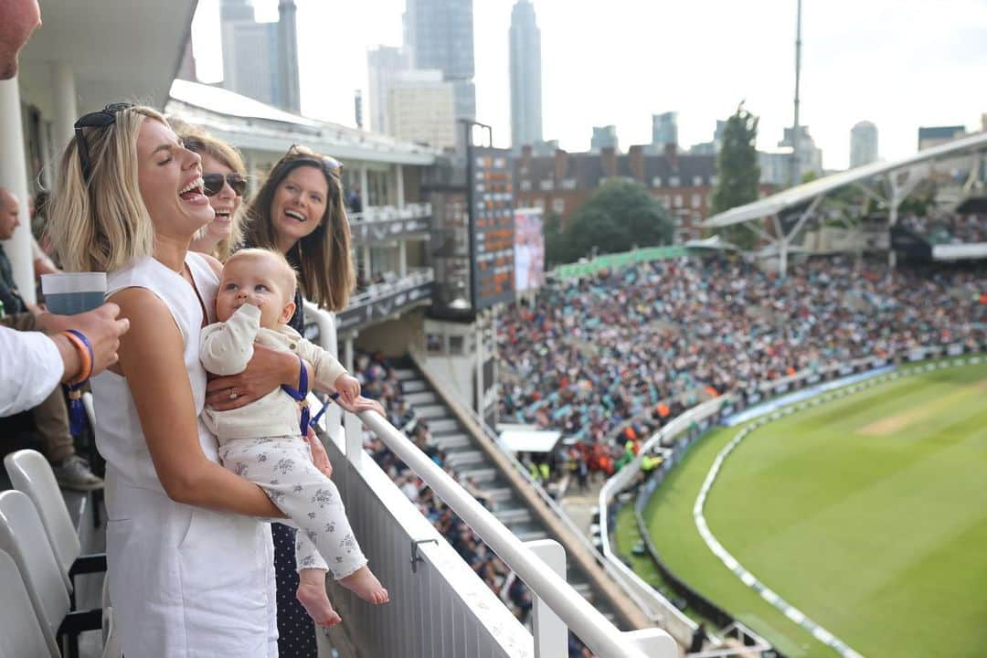 Mollie Kingさんのインスタグラム写真 - (Mollie KingInstagram)「With my little bestie watching Daddy do what he loves. Moments I’ll never forget 🤍」8月3日 4時57分 - mollieking