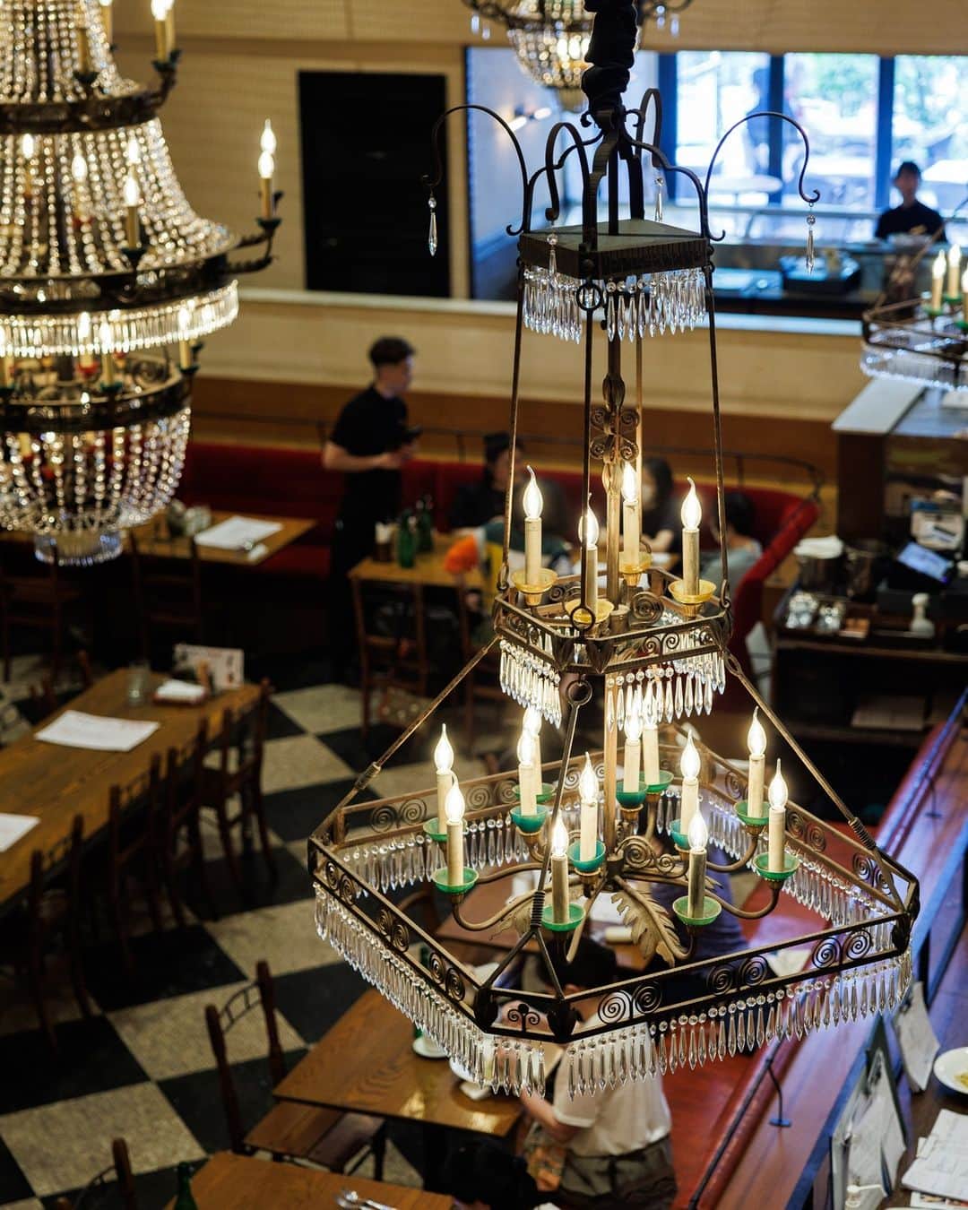 カフェ ラ・ボエムさんのインスタグラム写真 - (カフェ ラ・ボエムInstagram)「カフェ・ラ・ボエム白金 (@boheme_shirogane)の豪華なシャンデリア。🤩⁠ The gorgeous chandeliers of Cafe La Boheme in Shirokane. 🍝⁠」8月3日 5時00分 - boheme_gd
