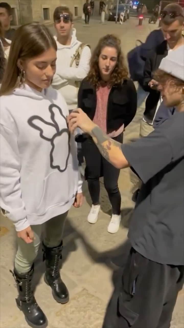 StreetArtGlobeのインスタグラム：「Artist @sexsdreams creates custom spray painted shirts on the spot! 🤯✨  Do you like them? 🤷🏽‍♂️」