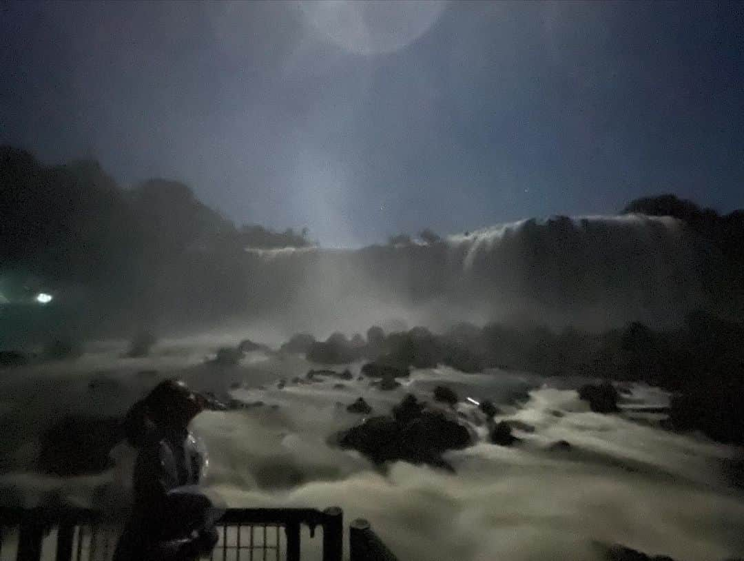 太田エイミーさんのインスタグラム写真 - (太田エイミーInstagram)「Full moon 🌕 night tour ! Completely surreal experience. The moon lights up the falls beautifully, you can even see a night rainbow 🌈 These are unedited photos taken with an iPhone on night mode. Great experience until our guide said “if we spot a jaguar, RUN!” 😨 😂 there are about 200 jaguars living in the Iguazu National park.」8月3日 5時32分 - amyota