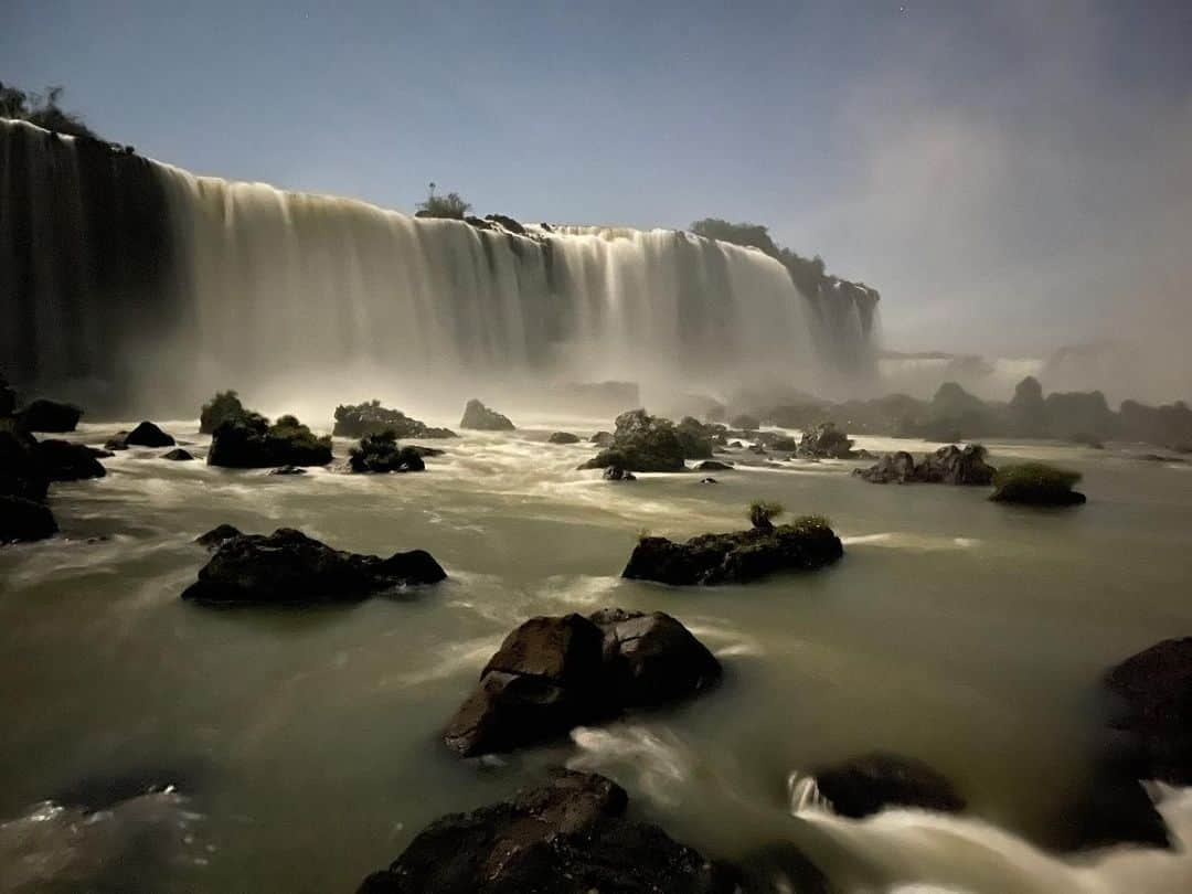 太田エイミーさんのインスタグラム写真 - (太田エイミーInstagram)「Full moon 🌕 night tour ! Completely surreal experience. The moon lights up the falls beautifully, you can even see a night rainbow 🌈 These are unedited photos taken with an iPhone on night mode. Great experience until our guide said “if we spot a jaguar, RUN!” 😨 😂 there are about 200 jaguars living in the Iguazu National park.」8月3日 5時32分 - amyota