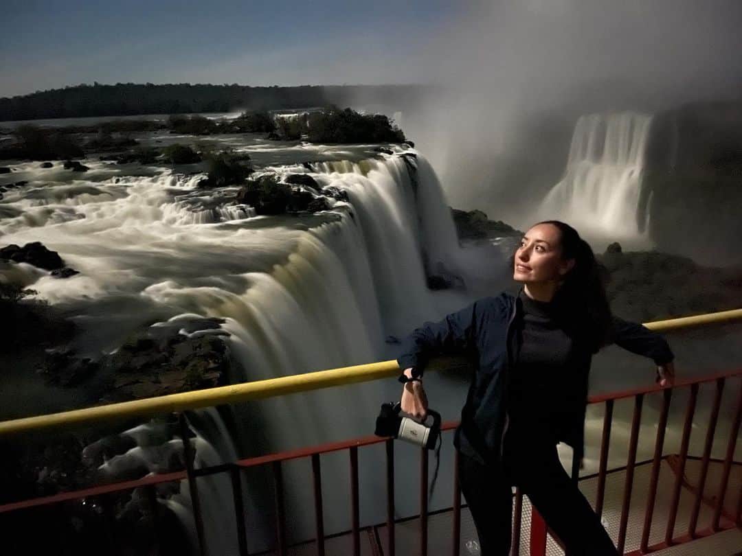 太田エイミーのインスタグラム：「Full moon 🌕 night tour ! Completely surreal experience. The moon lights up the falls beautifully, you can even see a night rainbow 🌈 These are unedited photos taken with an iPhone on night mode. Great experience until our guide said “if we spot a jaguar, RUN!” 😨 😂 there are about 200 jaguars living in the Iguazu National park.」