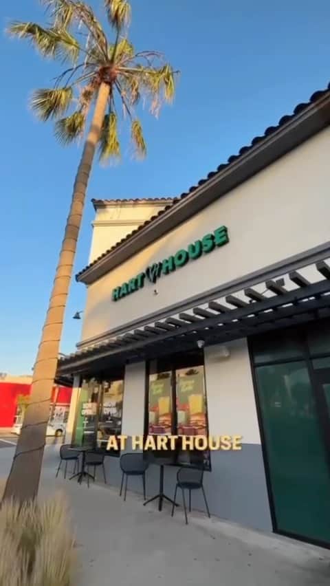 ケビン・ハートのインスタグラム：「The people are talking and I’m loving what they are saying!!!!! Make sure you visit one of our @myharthouse  locations so that you can see what all of the hype is about!!!!! Our food is really good damn it!!!!! Let’s goooooo #EatYourHartOut @hungryinla」
