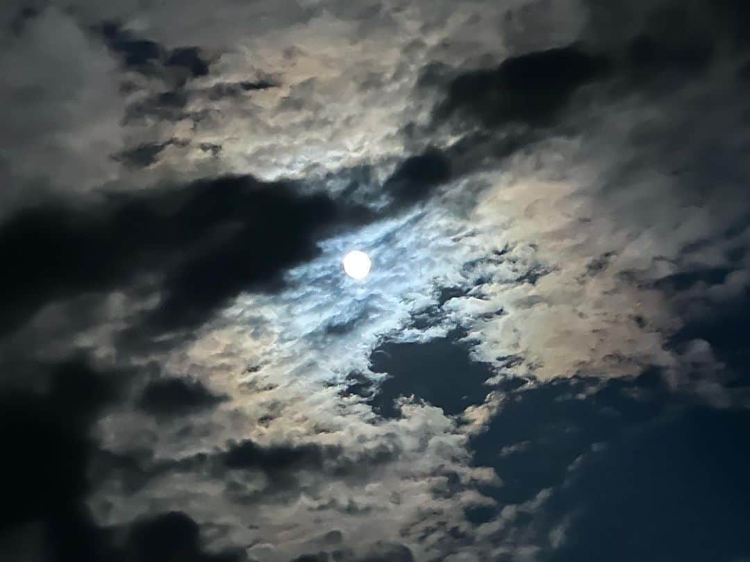 河瀬直美さんのインスタグラム写真 - (河瀬直美Instagram)「8月の満月 南の島はハリケーンが 上空に停滞している夜  雲の一刻一刻変わる表情に魅了される  この世界の片隅にある たわいない日常のひとこまひとこまが、その瞬間を選びとる自分の内面によって変化してゆくように  わたしはここにいる 同じ地球に暮らす🌏  誰か…  ねぇ 月はそこにありますか？ ちゃんと見上げる気持ちを、それが自分の中に確かに存在することを、誰かに渡せてますか？  愛…のようなものを重ねて 映画を紡いでいます。  The full moon of August A night when a hurricane lingers in the sky above the southern islands  I am so fascinated by how the expression of clouds change moment by moment  As if changing based on how I feel inside in each chosen moment, in each part of my small daily life  in this corner of the world  I'm right here living on the same planet 🌏  Someone...  Hey is the moon there? Can we hand over to someone, this feeling of looking up at it properly, that is surely exists within us?  Layering something like...love I am weaving a film.  #うみのくるしみ  #ここにいるよ #想っているよ  #とどけ #struggleofthesea  #imrighthere  #thinkingofyou  #deliver」8月3日 5時51分 - naomi.kawase