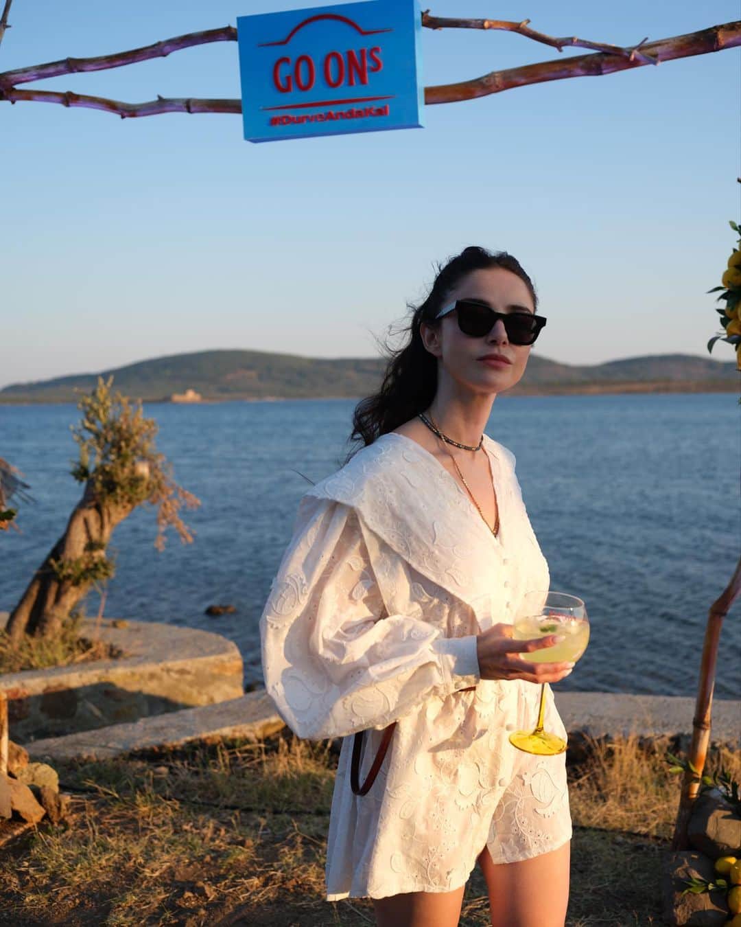 Ozge Gurelのインスタグラム：「Bazı akşamlar 🌼  #DurveAndaKal #CumaGibiÇarşamba @goons_tr #davet」