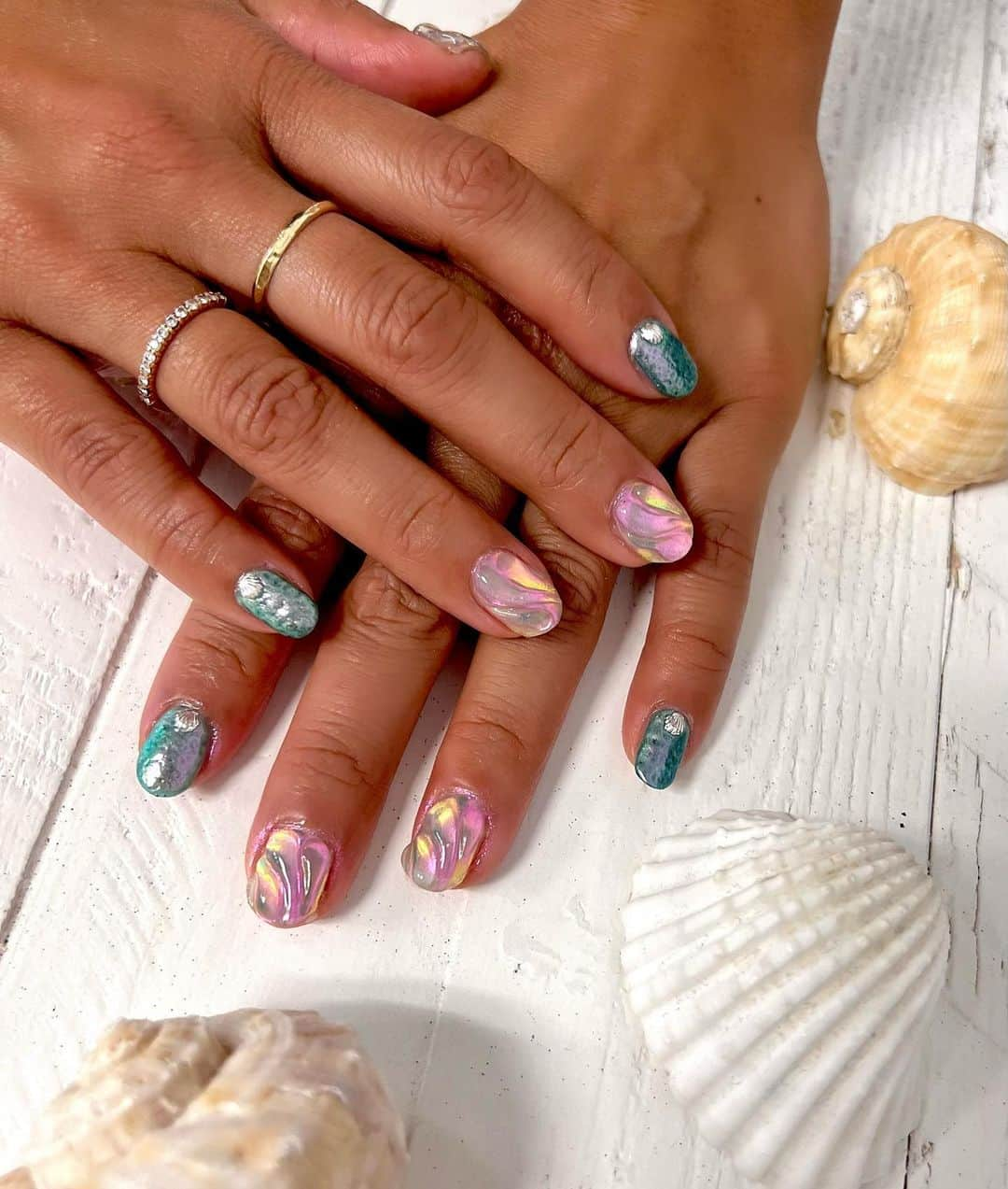 Britney TOKYOのインスタグラム：「Summer Vacay👙🐚🏝️ @hairbykana   Use💅🏻 @pregelusa Daimon builder, Aurora Effect Power VIOLE, @emena_nail.official Wavy gel 0605」