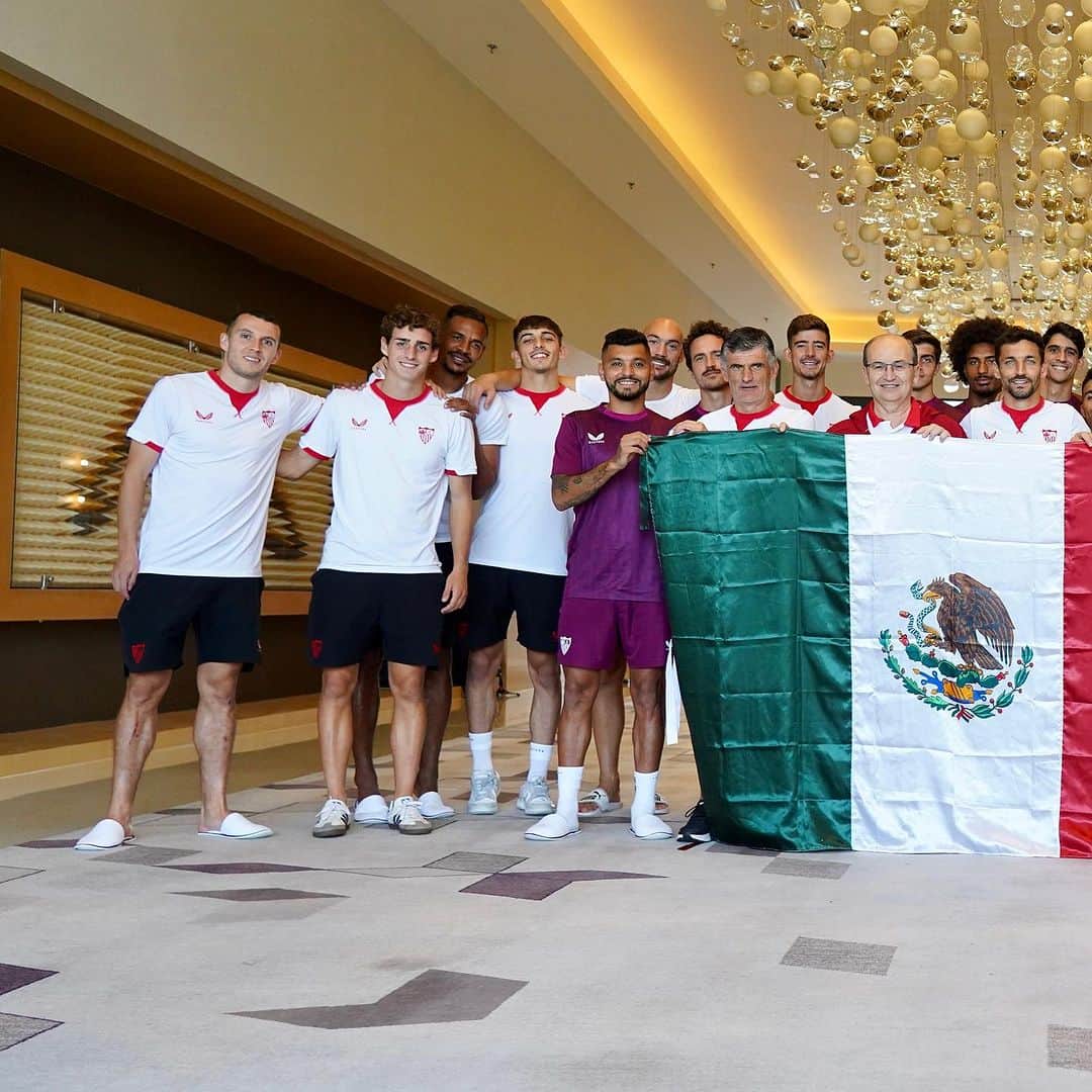 セビージャFCのインスタグラム：「Nos sentimos como en casa, México 🇲🇽   📸 🤍❤️  #WeareSevilla #NuncaTeRindas」