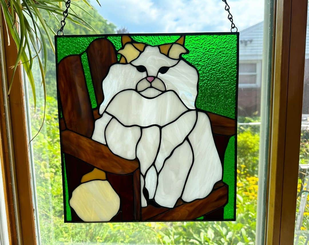 ソフィーのインスタグラム：「You guys are unbelievable. Thank you so much to the 'group gift' people (tagged below) for having this amazing stained glass piece by @brglassworks of Lou made for me. It's unbelievable in person. How anyone can make art like this is truly amazing. So talented. Thank you all so much, I love it!」