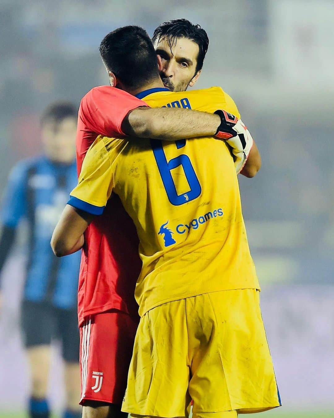 サミ・ケディラのインスタグラム：「An unbelievable career comes to an end. Very proud that I had the chance to be a part of it. Wishing you all the best, my friend! 🙏🏼 @gianluigibuffon」