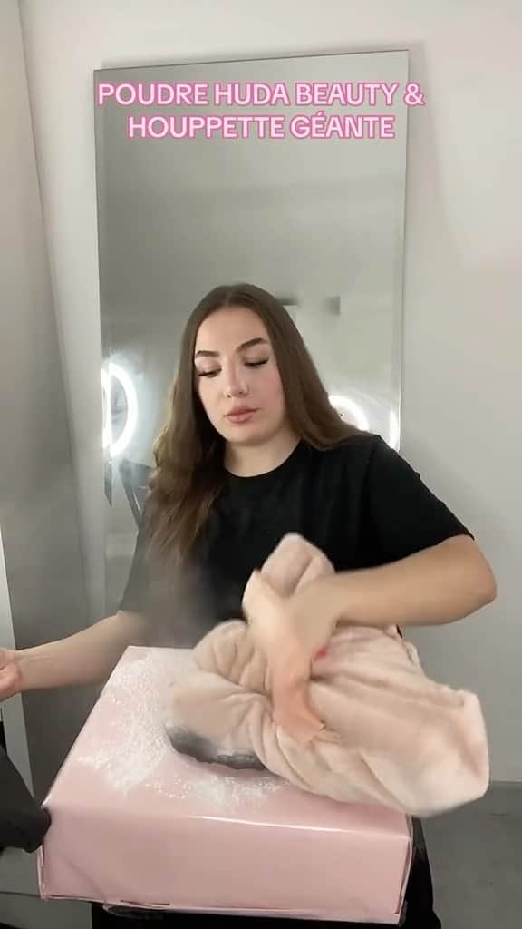 Huda Kattanのインスタグラム：「OMG I’m OBSESSED with her @_snmsnm22 A life-sized version of our #EasyBakeSettingPowder 😱😅 Count us in! 🙋🏽‍♀️🙌」