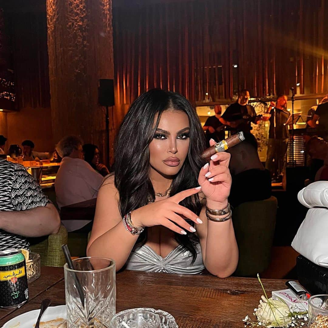 Hrush Achemyanのインスタグラム：「When blurry nights meet smoky delights!」