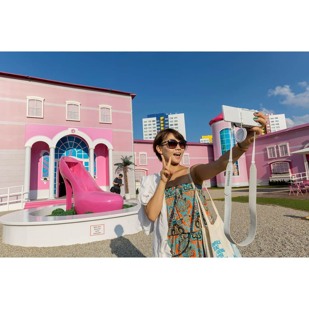 Gerd Ludwigのインスタグラム：「In central Berlin, 2013: “Barbie: The Dreamhouse Experience,” a life-size canvas dollhouse, complete with a pink high-heel fountain.  Despite a modern backlash against pink, love for the color has come rushing back.   Greta Gerwig's Barbie movie has played a substantial role in fueling the rise of the mesmerizing "Barbiecore" aesthetic, inspiring enthusiasts to envelop their living spaces and wardrobes in a plethora of pink shades.   @thephotosociety @natgeo #barbie #barbiecore #berlin」