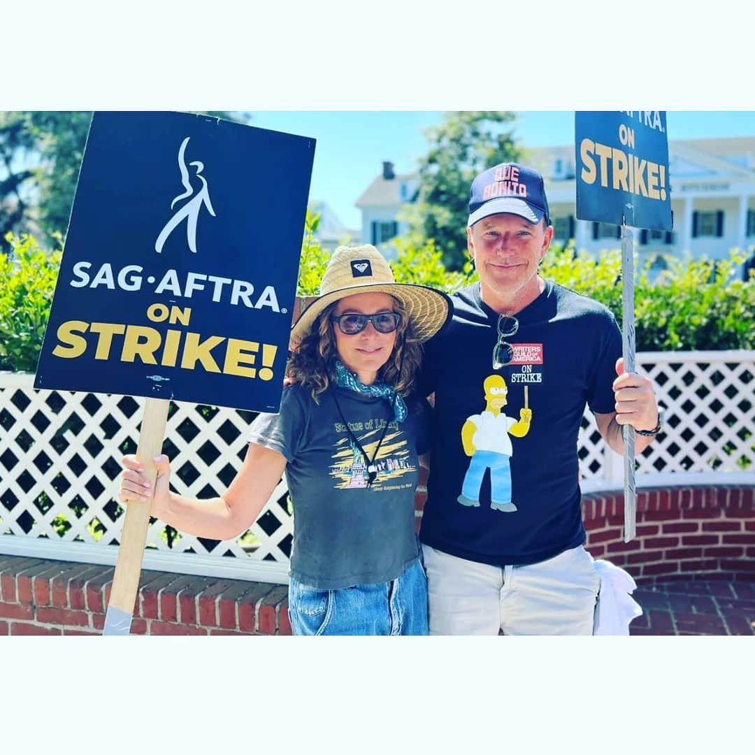 ジェニファー・グレイさんのインスタグラム写真 - (ジェニファー・グレイInstagram)「ON STRiKE picketing with OG @clarkgregg @sagaftra #sagaftrastrike #unionstrong #wgastrike」8月3日 6時17分 - jennifergrey