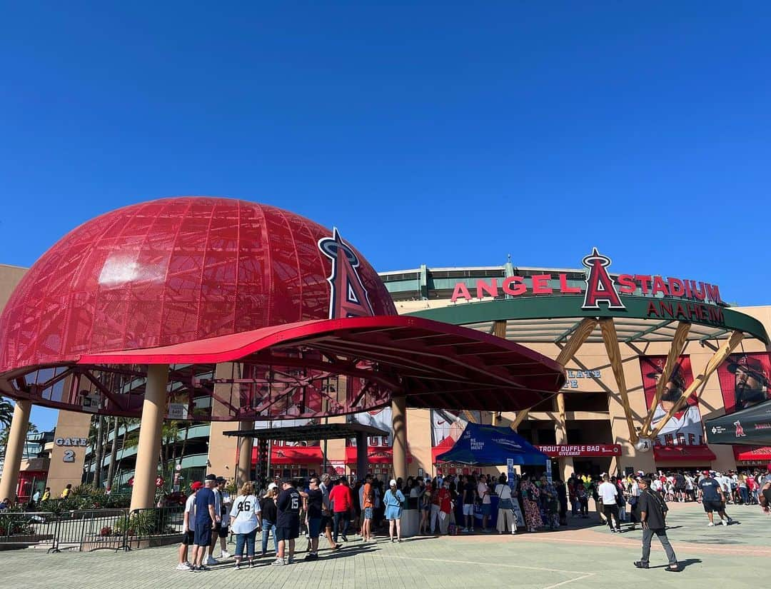 大出千尋のインスタグラム：「. Angel Stadiumへ⚾️  大谷選手の35号ホームランも運良く見ることができ感激🧢🏟️🤍 . . #losangeles @angelsstadium @angels  #ロサンゼルス#エンゼルス#エンゼルスタジアム #アナハイム#ニューヨーク生活」