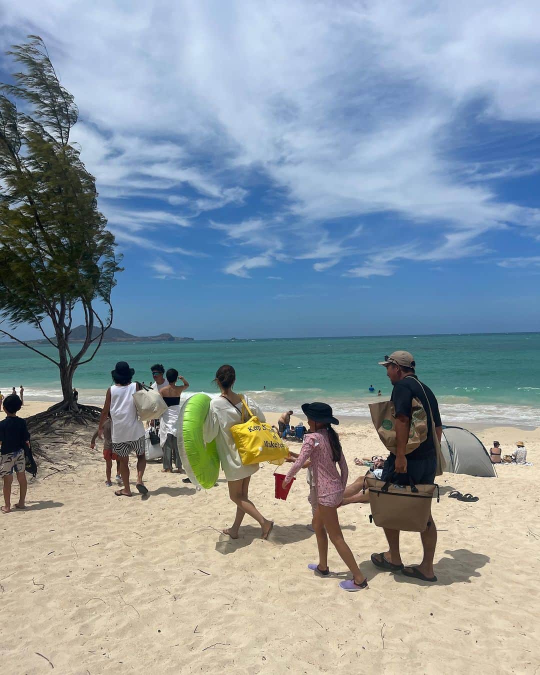 ayu kagawaさんのインスタグラム写真 - (ayu kagawaInstagram)「このなんとも美しい青い海にいつも感動する🩵💙🩵💙🩵💙  このメンバーで来れたのも最高🫶⛱️  結構波が激しかったけど小学生チームはパパ達とずっと波で遊んでた！ 逞しくなったな☺️  おちびチームはどこにいてもしてることが変わらない気がする🤪🍭  カイルアビーチで気付けば夕方まで遊んでた😌🫶  #kailuabeach」8月3日 6時38分 - ayuyunyun
