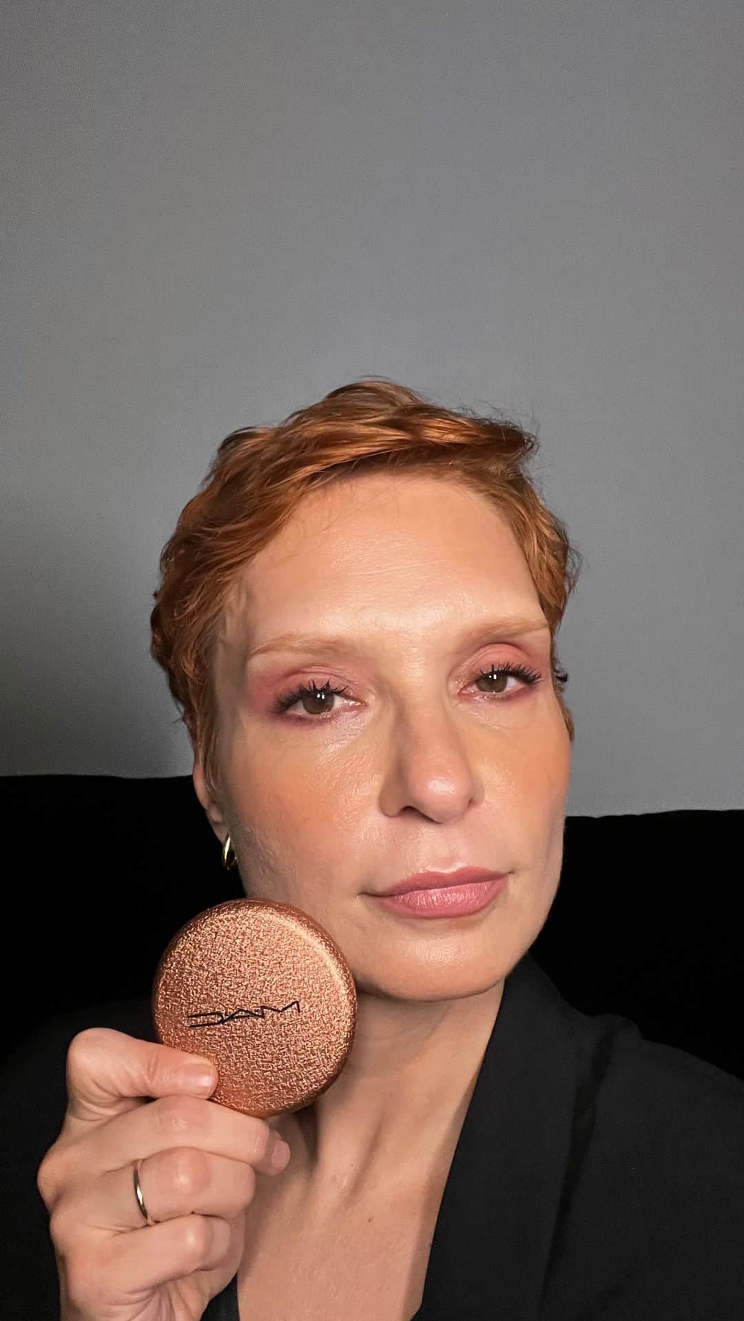 M·A·C Cosmetics BRのインスタグラム：「Dicas de make para pele madura com @gizeye  Produtos usados: ▪️Demaquilante Hyper Real Fresh Cancas ▪️Sérum - Hyper Real Serumizer ▪️Hidratante HYper Real Skincanvas Balm ▪️Base Studio Waterweight FPS 30 ▪️Pó solto Studio Fix Pro Set ▪️Blush Mineralize Love Joy ▪️Paleta Connect In Colour Rose Lens ▪️ Lápis Costa Riche ▪️Lash Dry Shampoo  ▪️Pinceís: Base 171S / corretivo 286 ▪️Batom Faux」