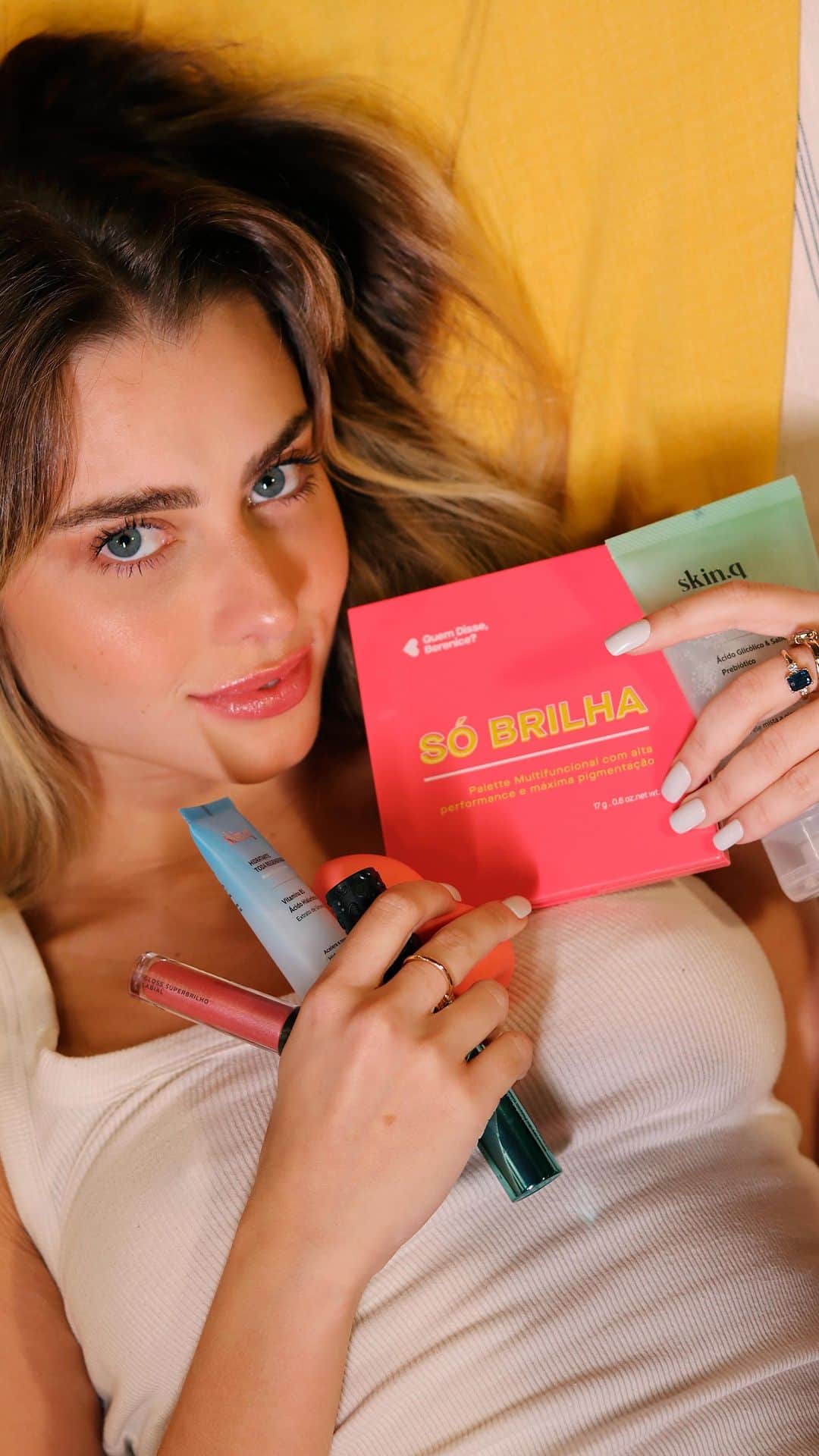 quem disse, berenice?のインスタグラム：「tá preparada pra descobrir o segredo dessa pele no glow da @gabrielamag? agora que já descobriu, bora incluir essa etapa na sua pré-make? ✨😉 #GlowDo0rg4sm0   #PraTodosVerem: o post é um vídeo da influenciadora Gabriela Mag onde mostra ela dançando e mostrando os produtos do Kit Glow do 0rg4asm0 e o passo a passo da aplicação. Fim da descrição.」
