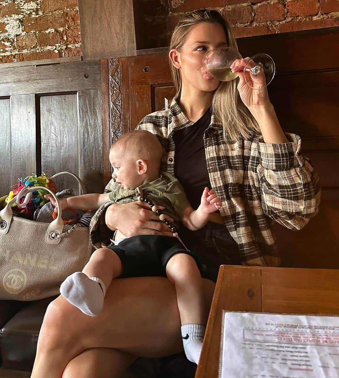 ダニエル・クヌッドソンのインスタグラム：「Mom life is great, early dinners mean you always make happy hour 😝 #momlife #happyhour」