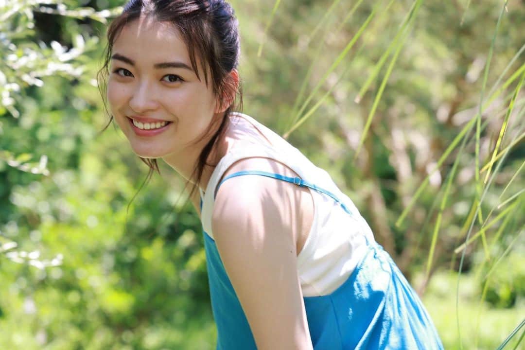 のインスタグラム：「⁡ 本日発売の週刊文春 原色美女図鑑で、松岡さんに素敵な写真を撮って頂きました☺︎︎ ⁡ ⁡ 是非チェックしてみてください〜！ ⁡ ⁡ ※ここに載せているのはアザーカットです。」