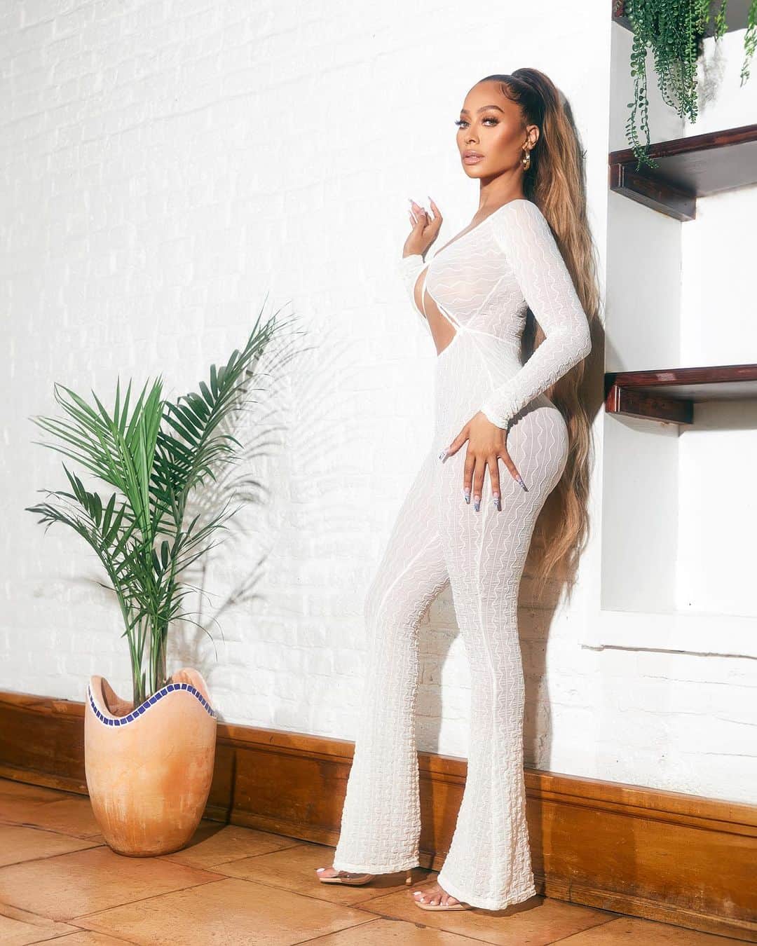 ラ・ラ・アンソニーのインスタグラム：「My @prettylittlething edit is going CRRAZZYY….thank you for supporting 🥹🥹can’t wait to see you in your outfits…sexy for the summer 🤪🔥🔥❤️😘😘」