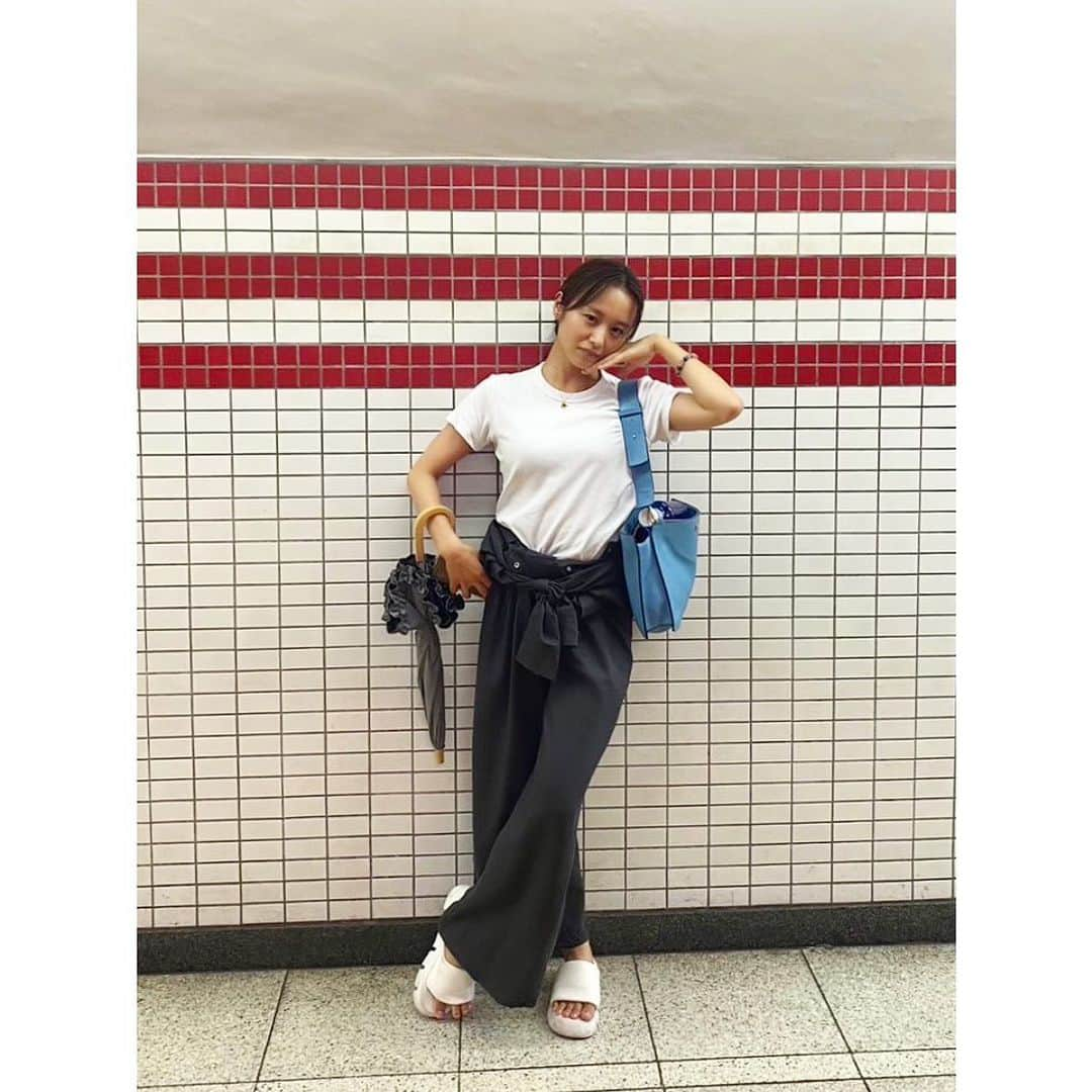 真下玲奈さんのインスタグラム写真 - (真下玲奈Instagram)「おはようございます カメラ向けられると 意味不明なポーズで決めがち。  ドヤ🙌  昨日は大学の同期にスタジオで 運命的な再会をしました。 楽しい時間をありがとう😆  #真下玲奈」8月3日 7時01分 - r.mashitaaa.221