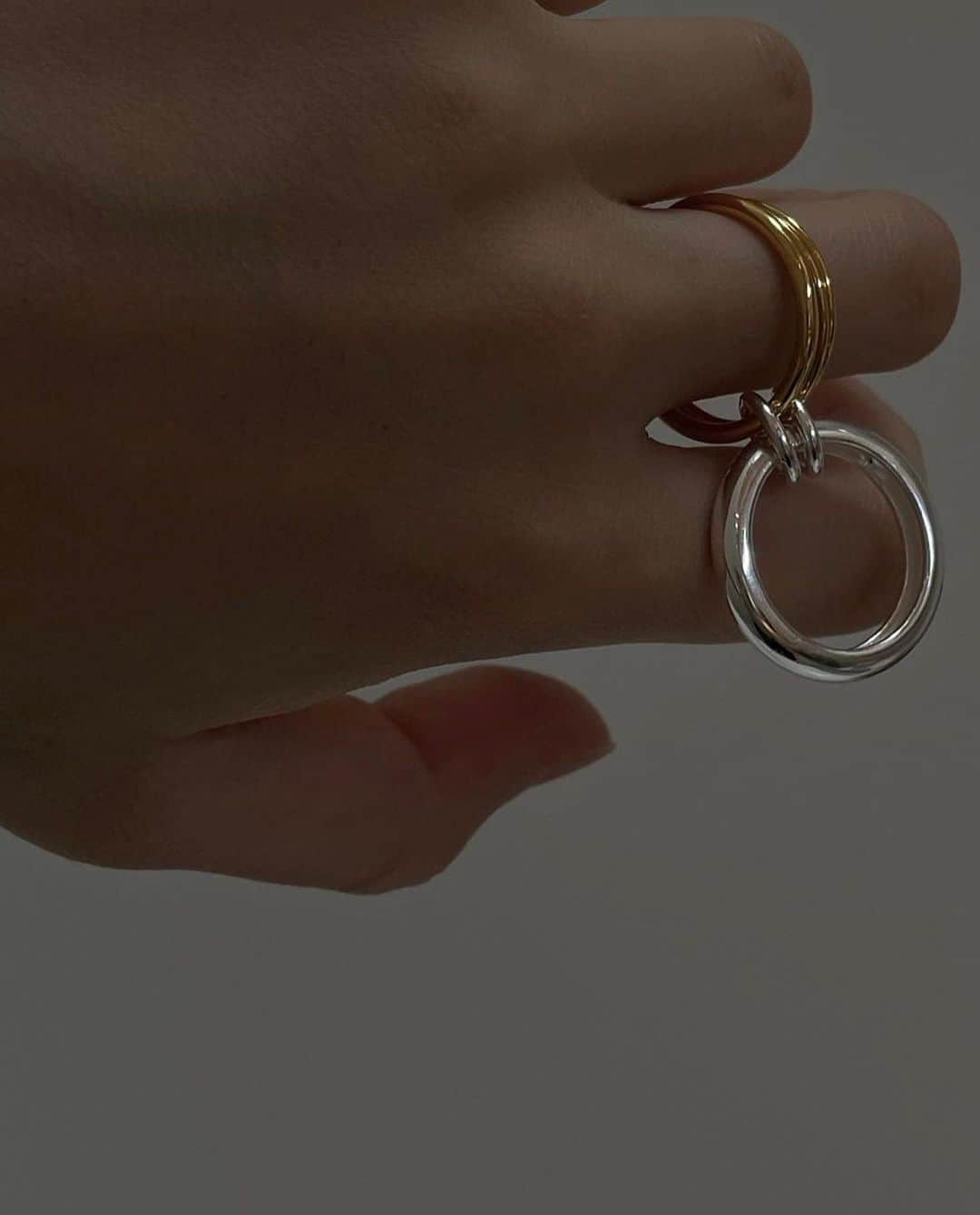 Icumi Oohamaのインスタグラム：「@tres__collection で大人気のLayard ring。  @hana4_official_ が考案してくれた付け方が可愛くて♡」