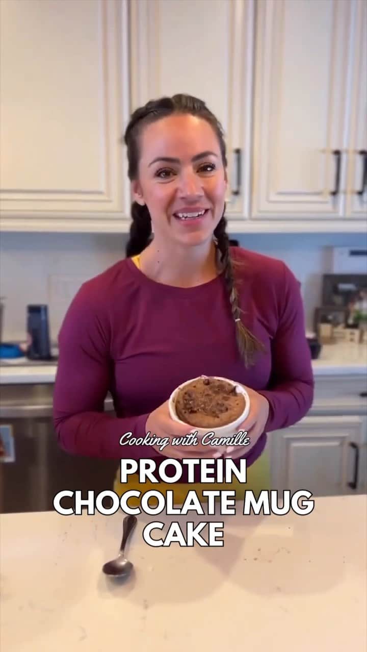 Camille Leblanc-Bazinetのインスタグラム：「Proof you can eat sweets on a fitness journey. This one is definitely a favorite from our Win in the Kitchen cookbook! 🫶🏻  🍫 Ingredients: 1 scoop (30g) chocolate whey protein powder 2 tbsp. whole wheat pastry flour 1 tbsp. unsweetened cocoa powder 1 tsp. baking powder 1 tbsp. applesauce 1 egg 1 banana, mashed 2 tsp. sugar-free chocolate chips, optional  🍽️ Method: Coat the insides of two single-serve microwave- safe bowls with nonstick cooking spray. In a mixing bowl, combine all the ingredients except the chocolate chips until the mixture looks like a smooth cake batter. Divide between the prepared bowls, top with chocolate chips (if using), and microwave for 1 minute.  SERVES 2 Nutrition facts (per serving): 17g protein; 20g carbs; 3g fat  Protein AND deliciousness?! Sign me up! 😋  Order your Win in the Kitchen cookbook at the link in my bio. 📚  • • • #fitness #nutrition #mealplans #mealprep #healthyeating」