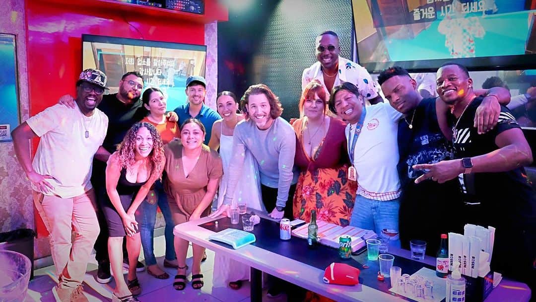 ジョシュア・デイビット・エバンスのインスタグラム：「Life is beautiful at the moment. Feeling balanced, content, and confident ⚖️☺️🦸🏻‍♂️  We gotta whole lotta love in one pic 💙🫶🏻💙   #love #family #karaoke #birthdayparty #reconnect #firstsurvive #thenthrive #ialsowantaquesadilla」