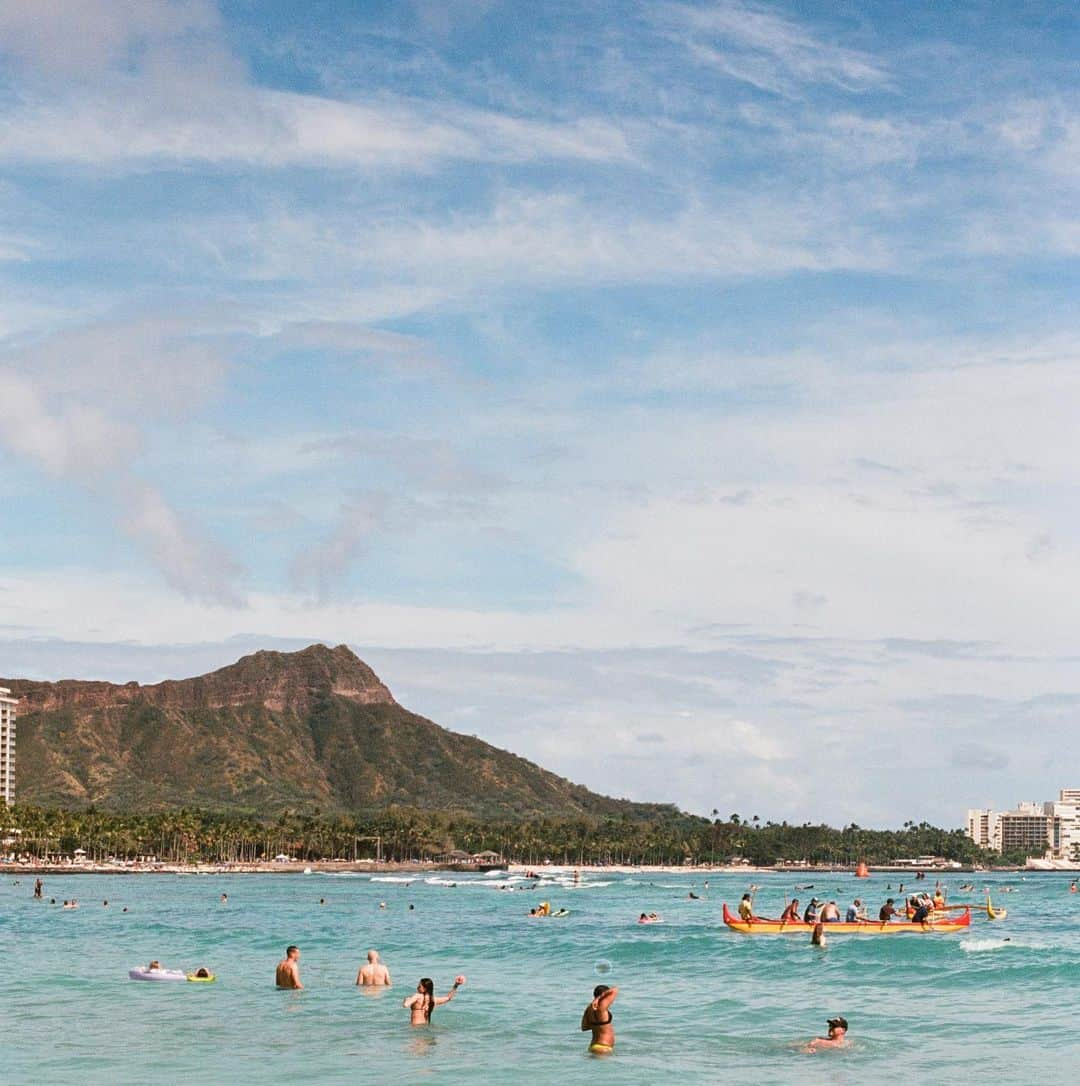 ハワイアン航空のインスタグラム：「This visual diary by @svilmorin has us day dreaming of sunny days and blue skies. ✨🥰   #WanderlustWednesday #Travel #Hawaii #Oahu #Waikiki #DiamondHead」