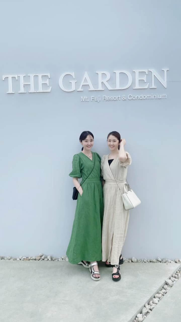 織香のインスタグラム：「河口湖旅でお世話になったホテル🏨  @the_garden_mt_fuji 🗻  お部屋から富士山が見えて🗻  河口湖駅からも歩いてすぐ🚶  ベットはフカフカ💕 ホテルの方もとっても親切💕  バーベキューも出来るそうなので 大勢で泊まっても楽しそう🍖  また紅葉🍁の季節に行きたいな😊  #デザイナーズホテル #ホテルの廊下で #ウォーキング🤣 @the_garden_mt_fuji  #お世話になりました #時差投稿 #女2人旅 #瀬戸内姉妹 #衣装 #好きすぎて #制服 @maeyuka  プロデュース #リネンカシクールワンピ」