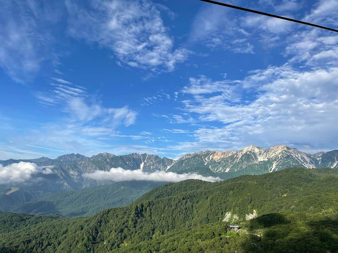 栂池高原スキー場さんのインスタグラム写真 - (栂池高原スキー場Instagram)「おはようございます🌞  つがいけゴンドラ山頂の朝一情報です。 天候　晴れ 気温　18℃ 風　0m/s  夏空の"青" そこに浮かぶ雲の"白" 山々の"緑" がとても映える景色が見えます。 ぜひお越し下さい。  #栂池  #栂池高原スキー場  #つがいけマウンテンリゾート  #白馬つがいけwow  #白馬 #家族の時間  #車でお出かけ  #空中散歩 #北アルプス #長野県 #絶景 #ロープウェイ」8月3日 7時09分 - tsugaike_kogen