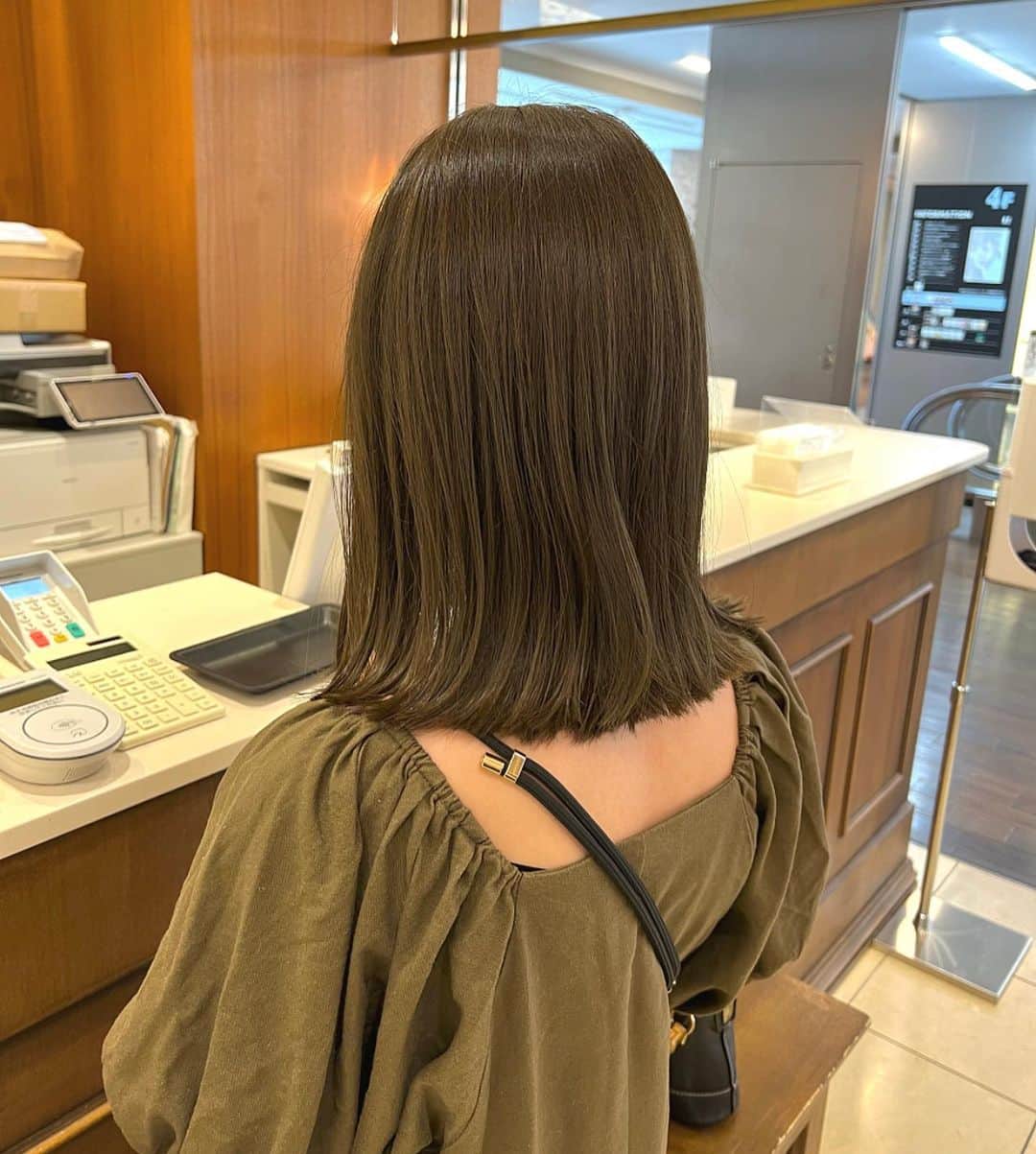 のインスタグラム：「ピスタチオベージュcolor.  𖧷 ⁡ ぱつっとさせたミディアムヘアとの 雰囲気が可愛いです ~ ✂︎ ほんのりグリーン感のベージュカラー ⁡ ⁡ ------------ ⁡ Beforeが暗くて明るさが欲しい&より透明感が欲しい！→ "ダブルカラー" ⁡ Beforeが明るくて透明感残して少し暗くしたい！& 落ち着かせたい→ "ワンカラー" ⁡ メニュー選択の参考になさって下さい♡ (分からない場合はダブルカラー選択して頂けると、カウンセリングで必要無ければメニュー変更致しますのでご安心下さい ❤︎) ⁡ ------------ ⁡ -ZACC vie- 📍港区北青山3-11-7 Ao4F 表参道駅【B2】出口より徒歩30秒 定休日/月・火 ⁡ ⁡ #表参道美容院 #表参道美容室 #表参道美容師  #東京美容室 #東京美容院  #オリーブカラー  #オリーブベージュ  #アッシュグレージュ #グレージュ #レイヤーカット #ブラウンベージュ #レイヤーカット #夏カラー #きりっぱなしミディアム #ぱつっとボブ」