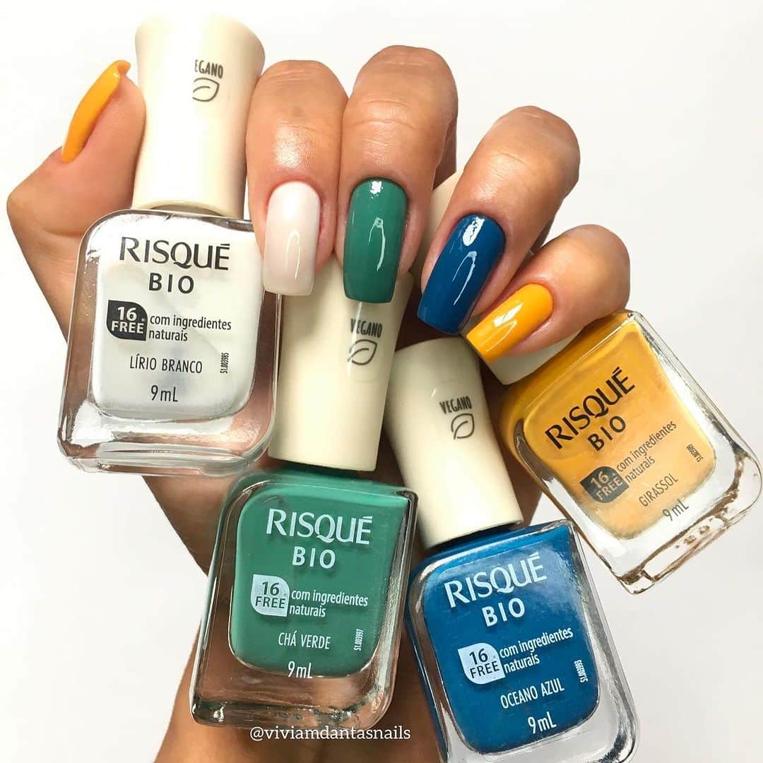 Risqueのインスタグラム：「Vamos sentir saudades! 🇧🇷 Chegou ao fim a participação da nossa seleção feminina, mas elas nos deixaram com muito orgulho da sua garra, força e amor em se jogar nas cores e se expressarem por meio do esporte que amam. E para homenagear as nossas atletas, selecionamos algumas nail arts da nossa torcida. Vem conferir!  O Brasil sai de campo, mas seguimos apoiando o futebol feminino até o fim. Estamos juntos! 💛💙💚  #TáNasNossasMãos #EsmaltesRisqué #RisquéOficial #TorcidaBrasileira」