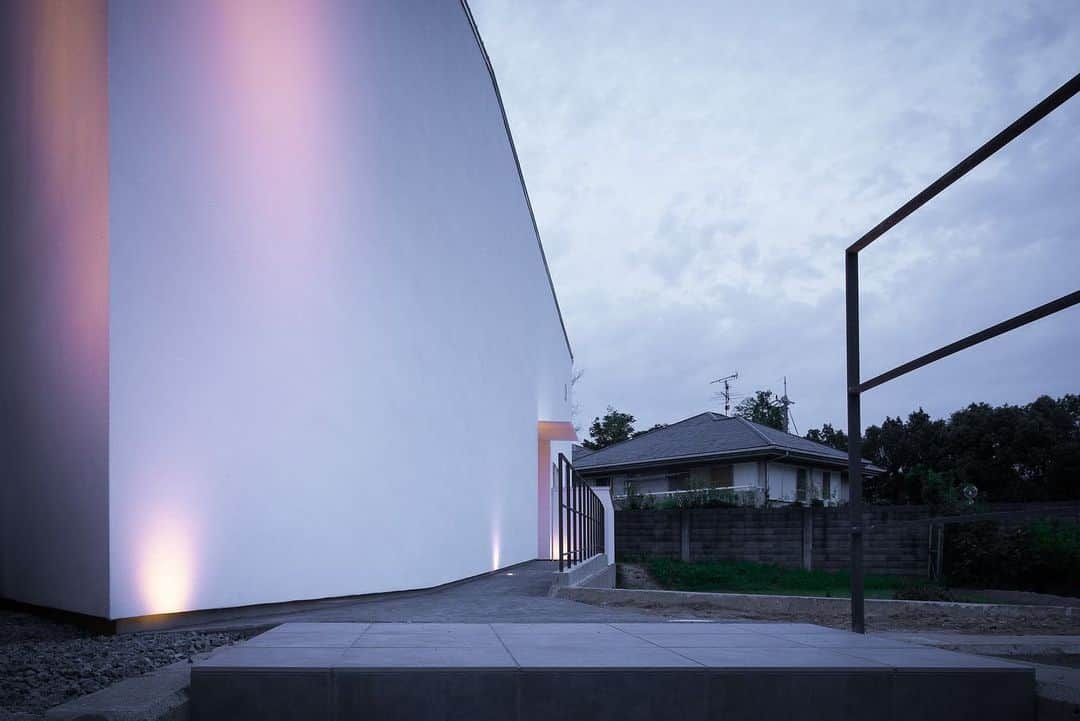 4E.okuwada architects officeのインスタグラム：「（写真3枚） House in Senriyama use: residence loc: osaka okuwada architects office   千里山の二世帯住宅（写真3枚） アプローチとエントランス フラットでミニマルな空間です  #ミニマル #ミニマリスト#余白のある暮らし #丁寧な暮らし #エントランス #アプローチ #デザイン住宅 #ホテルライク #こだわりの家 #かっこいい家 #豪邸 #高級住宅 #デザイナーズ住宅 #建築家 #建築家とつくる家 photo Yuko Tada」